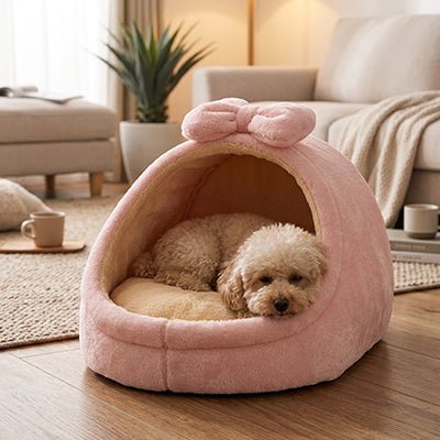 Panier-chien-niche-cocon-avec-coussin ergonomique et amovible, panier anti-stress 100% coton haute densité, lavable en machine, antidérapant avec toit , enveloppant, protège du sol froid et des courant d'air pour les chiots et chiens de race naine ou  petite taille de 0 à 5 kilos-gros plan sur le panier niche de couleur rose pour petit chien sur le sol du salon de l'appartement