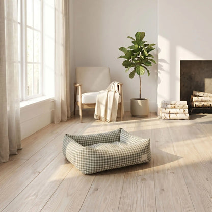 Panier chien et chiot rectangulaire avec rebord 360° surélevé en tissu pour chien de petite taille, 100% coton haute densité avec coussin intérieur amovible double-face été/hiver lavable en machine avec fond imperméable et antidérapant, design à carreaux vichy chic et frais pour un lit 4 saisons pour chien et chiot de 0 à 9 kilos-gros plan sur le panier rembourré et épais comme un coussin moelleux rectangulaire avec rebord surélevé 360° au design carreaux vichy de couleur vert foncé sur le sol du salon 