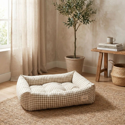 Panier chien et chiot rectangulaire avec rebord 360° surélevé en tissu pour chien de petite taille, 100% coton haute densité avec coussin intérieur amovible double-face été/hiver lavable en machine avec fond imperméable et antidérapant, design à carreaux vichy chic et frais pour un lit 4 saisons pour chien et chiot de 0 à 9 kilos-gros plan sur le panier rembourré et épais comme un coussin moelleux rectangulaire avec rebord surélevé 360° au design carreaux vichy de couleur beige sur le sol du salon 