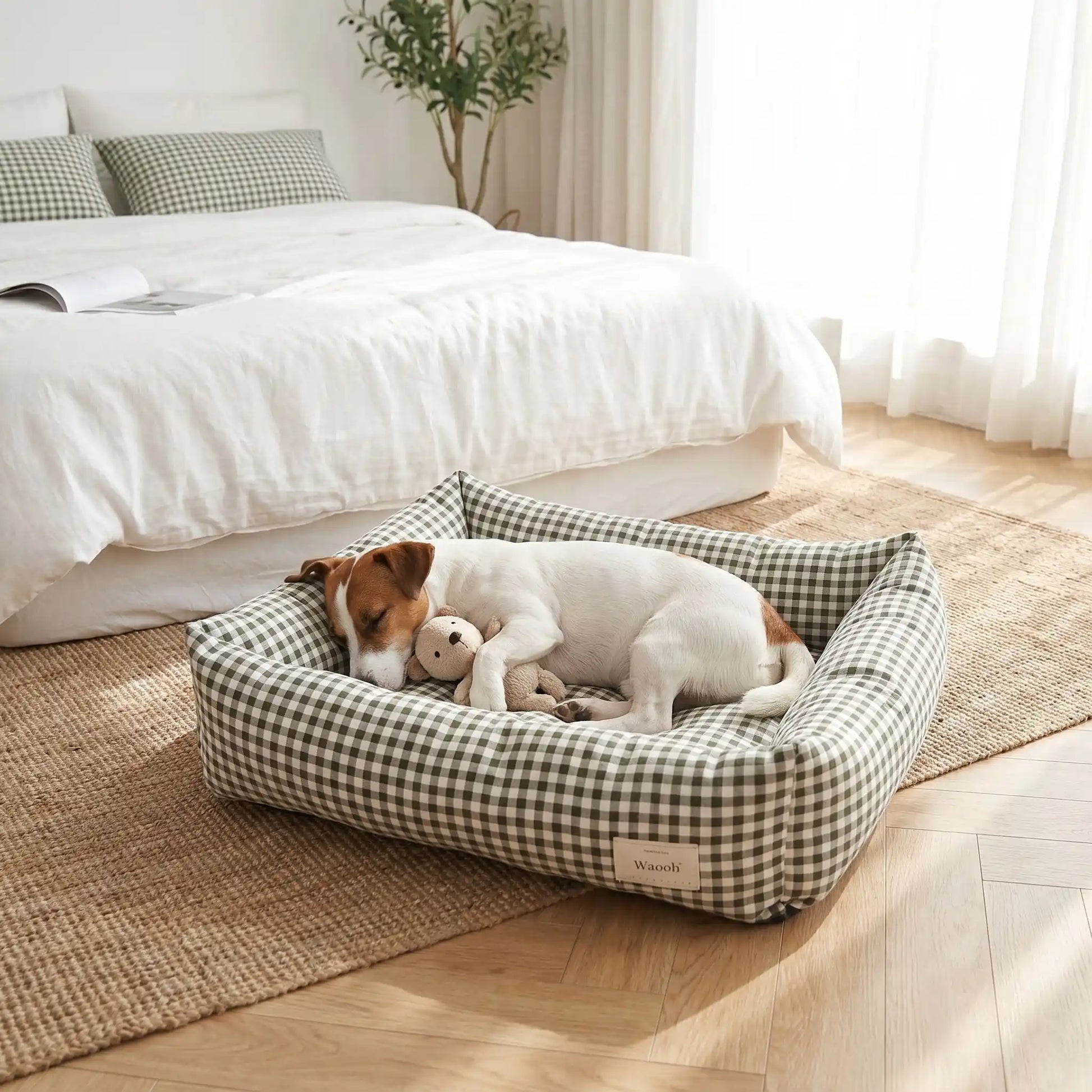 Panier chien et chiot rectangulaire avec rebord 360° surélevé en tissu pour chien de petite taille, 100% coton haute densité avec coussin intérieur amovible double-face été/hiver lavable en machine avec fond imperméable et antidérapant, design à carreaux vichy chic et frais pour un lit 4 saisons pour chien et chiot de 0 à 9 kilos-un petit chien qui dort paisiblement avec sa peluche dans le panier rectangulaire vichy de couleur vert foncé au pied du lit de son maitre dans la chambre de l'appartement