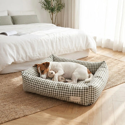Panier chien et chiot rectangulaire avec rebord 360° surélevé en tissu pour chien de petite taille, 100% coton haute densité avec coussin intérieur amovible double-face été/hiver lavable en machine avec fond imperméable et antidérapant, design à carreaux vichy chic et frais pour un lit 4 saisons pour chien et chiot de 0 à 9 kilos-un petit chien qui dort paisiblement avec sa peluche dans le panier rectangulaire vichy de couleur vert foncé au pied du lit de son maitre dans la chambre de l'appartement