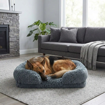 Panier-chien-xxl-déhoussable-orthopédique-coussin rectangulaire avec rebord surélevé en traversin qui sert d'oreiller ergonomique à 360° rembourrage 100% coton haute densité pour un effet anti stress et anti anxiété-housse en peluche ultra douce, hypoallergénique, imperméable, antidérapant et lavable en machine pour chiot et chien de taille moyenne à grande jusqu'à 45 kg max-un Berger Allemand qui dort niché en boule au chaud dans son panier avec rebord rembourré entourant et apaisant de couleur gris 