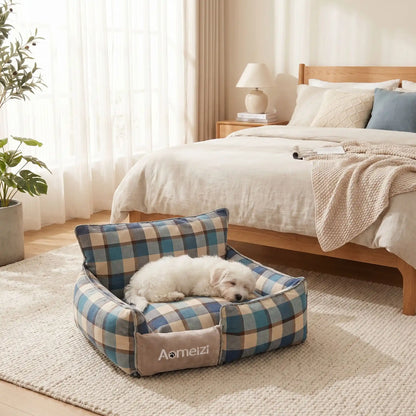 Panier-chiot-déhoussable-4-saisons, lavable en machine, housse en tissu respirant lin et coton, rembourrage 100% coton haute densité épais et ergonomique, coutures solides et résistant aux griffes et morsures, design ectangulaire avec dossier plus haut et épais que les rebords latéraux style canapé moelleux,  motif carreaux écossais pour chiot de 0 à 15 kilos-un chiot de race petite taille qui dort paisiblement dans son petit panier à motif à carreaux bleu chic dans la chambre de la maison