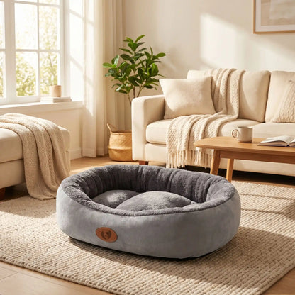 Panier-chiot-coussin-anti-stress avec rebord 360° surélevé rembourré et épais au rembourrage 100% coton haute densité lavable en machine, hypoallergénique, doux, chaud et respirant , fond antidérapant et imperméable pour chiot de petite, moyenne, grande et très grade race de 0 à 40 kilos en 5 tailles S, M, L, XL et XXL-gros plan sur le panier ovale douillet; chaud , entourant , anti-stress de couleur gris pour chiot de petit, moyenne et grande taille sur le sol du salon lifestyle cosy
