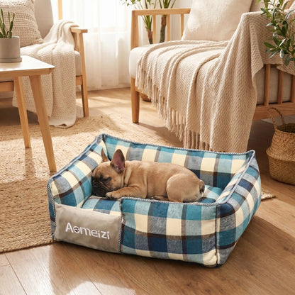 Panier-chiot-déhoussable-4-saisons, lavable en machine, housse en tissu respirant lin et coton, rembourrage 100% coton haute densité épais et ergonomique, coutures solides et résistant aux griffes et morsures, design soigné et motif carreaux écossais de couleur bleu et blanc pour chiot de 0 à 15 kilos-un chiot de race de taille moyenne qui dort niché confortablement dans son petit panier rectangulaire à motif à carreaux chic dans le salon de la maison