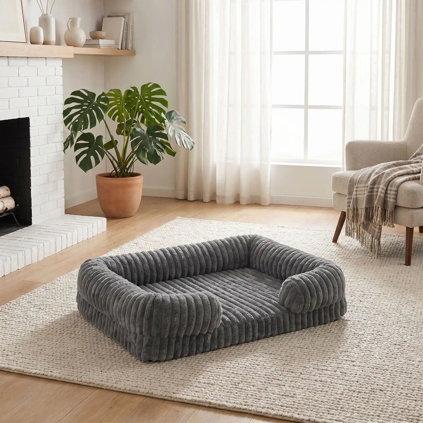 Panier-confort-chien-chiot-orthopédique-anti-stress confortable avec housse en velours doux et chaud imperméable et antidérapant résistant aux griffes et morsures vaec rebords surélevés au rembourrage 100% coton haute densité hypoallergénique en 3 tailles M, L et XL pour chien et chiot de 0 à 40 kilos-gros plan sur le panier douillet avec matelas à mémoire de forme et housse douce comme une peluche pour chien en taille XL de couleur gris dans le salon moderne et cocooning de l'appartement