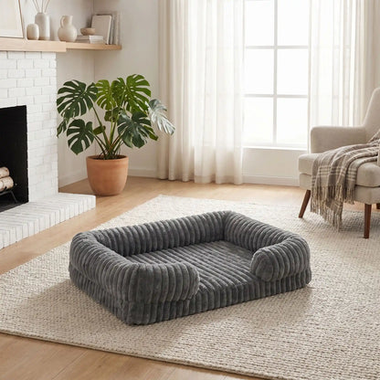 Panier-confort-chien-chiot-orthopédique-anti-stress confortable avec housse en velours doux et chaud imperméable et antidérapant résistant aux griffes et morsures vaec rebords surélevés au rembourrage 100% coton haute densité hypoallergénique en 3 tailles M, L et XL pour chien et chiot de 0 à 40 kilos-gros plan sur le panier douillet avec matelas à mémoire de forme et housse douce comme une peluche pour chien en taille XL de couleur gris dans le salon moderne et cocooning de l'appartement