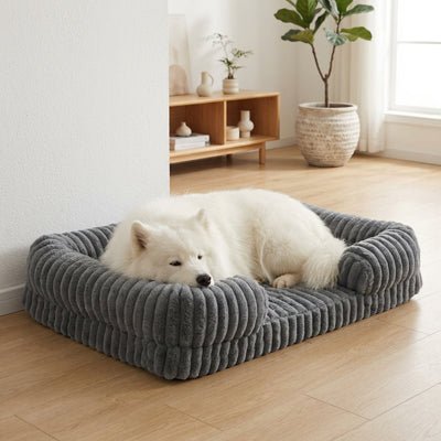 Panier-confort-chien-chiot-orthopédique-anti-stress confortable avec housse en velours doux et chaud imperméable et antidérapant résistant aux griffes et morsures vaec rebords surélevés au rembourrage 100% coton haute densité hypoallergénique en 3 tailles M, L et XL pour chien et chiot de 0 à 40 kilos-un chien moyen qui dort sa tête reposant sur le rebord du panier douillet avec matelas à mémoire de forme et velours doux de couleur gris foncé au chaud ,bien entouré des rebord avec entrée abaissée 