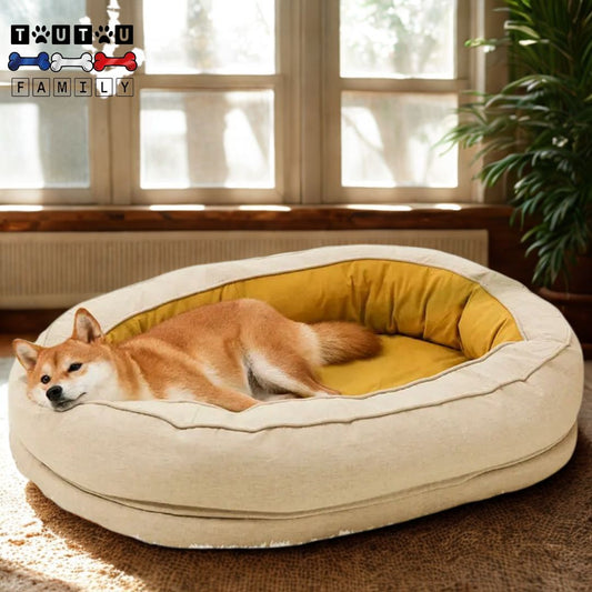 Panier-orthopédique-chien-anti-anxiété-un-chien-de-taille-moyenne-couché-dans-son-panier-orange-appuyant-sa-tête-sur-le-traversin-intégré-100% coton avec-son matelas à mémoire-de-forme-déhoussable-lavable-en-machine-100% imperméable et antidérapant