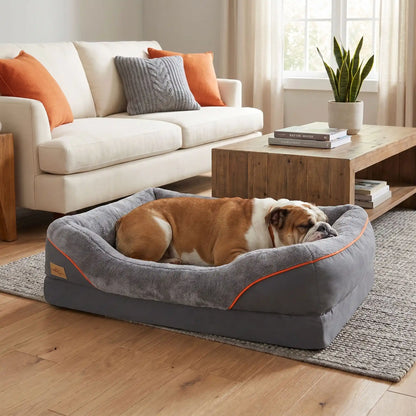Panier-orthopédique-chien-chiot grande taille xxl, déhoussable et lavable, imperméable et antidérapant avec haut rebord rembourré avec matelas à mémoire de forme, housse en peluche douce et tissu réistant et imperméable, en 3 tailles L, XL et XXL pour chiot et chien de 0 à 70 kilos maximum-un Bouledogue anglais qui dort paisiblement dans le panier épais, entourant à 360° sécurisant de couleur gris foncé dans le salon de l'appartement 