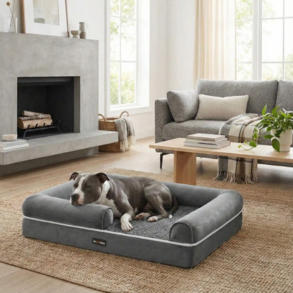 Panier-orthopédique-chien-avec-rebord-surelévé à 360° avec entrée abaissée pour une entrée et une sortie facile-résistant-déhoussable, imperméable et lavable en machine-housse en velours côtelé et traversins cyndriques sur les cotés 100% coton PP et matelas à mémoire de forme pour un soutien orthopédique optimal-convient pour les petits à moyen chien jusqu'à 25 kg max-un chien de taille moyenne qui dort  sa tête posée sur le rebord surélevé du panier dans le salon de la maison