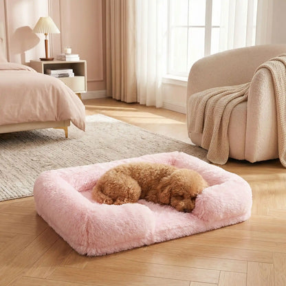 Panier-orthopédique-chien-déhoussable-coussin rectangulaire avec rebord surélevé en traversin qui sert d'oreiller ergonomique à 360° rembourrage 100% coton haute densité pour un effet anti stress et anti anxiété-housse en peluche ultra douce, hypoallergénique, imperméable, antidérapant et lavable en machine pour chiot et chien de taille petite à moyen jusqu'à 15 kg max-un chien de petite taille qui dort couché au chaud dans son panier avec rebord rembourré entourant et apaisant dans la chambre de la maison