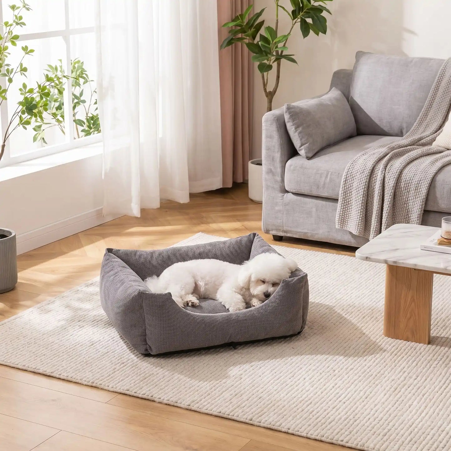 Panier- pour chien chiot entièrement déhoussable et lavable en machine, et 5 coussins ergonomiques 100% coton haute résilience à mémoire de forme, imperméable et antidérapant, avec rebords surélevés et housse  imperméable résistante aux griffes, intérieur en fausse fourrure de mouton hypoallergénique et ultra-doux, disponible en 3 tailles S, M et L pour chiot et chien de 0 à 60 kilos max-un chien de petite taille qui dort paisiblement dans son panier gris lavable taille M dans le salon de la maison