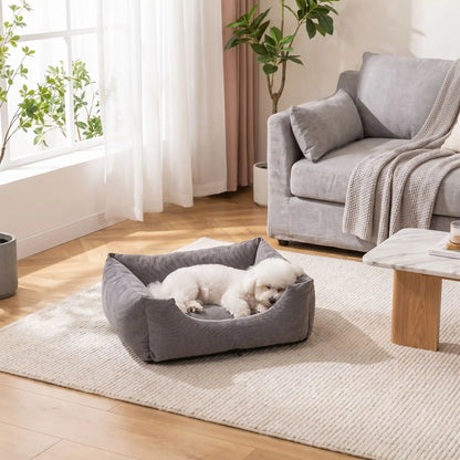Panier- pour chien chiot entièrement déhoussable et lavable en machine, et 5 coussins ergonomiques 100% coton haute résilience à mémoire de forme, imperméable et antidérapant, avec rebords surélevés et housse  imperméable résistante aux griffes, intérieur en fausse fourrure de mouton hypoallergénique et ultra-doux, disponible en 3 tailles S, M et L pour chiot et chien de 0 à 60 kilos max-un chien de petite taille qui dort paisiblement dans son panier gris lavable taille M dans le salon de la maison