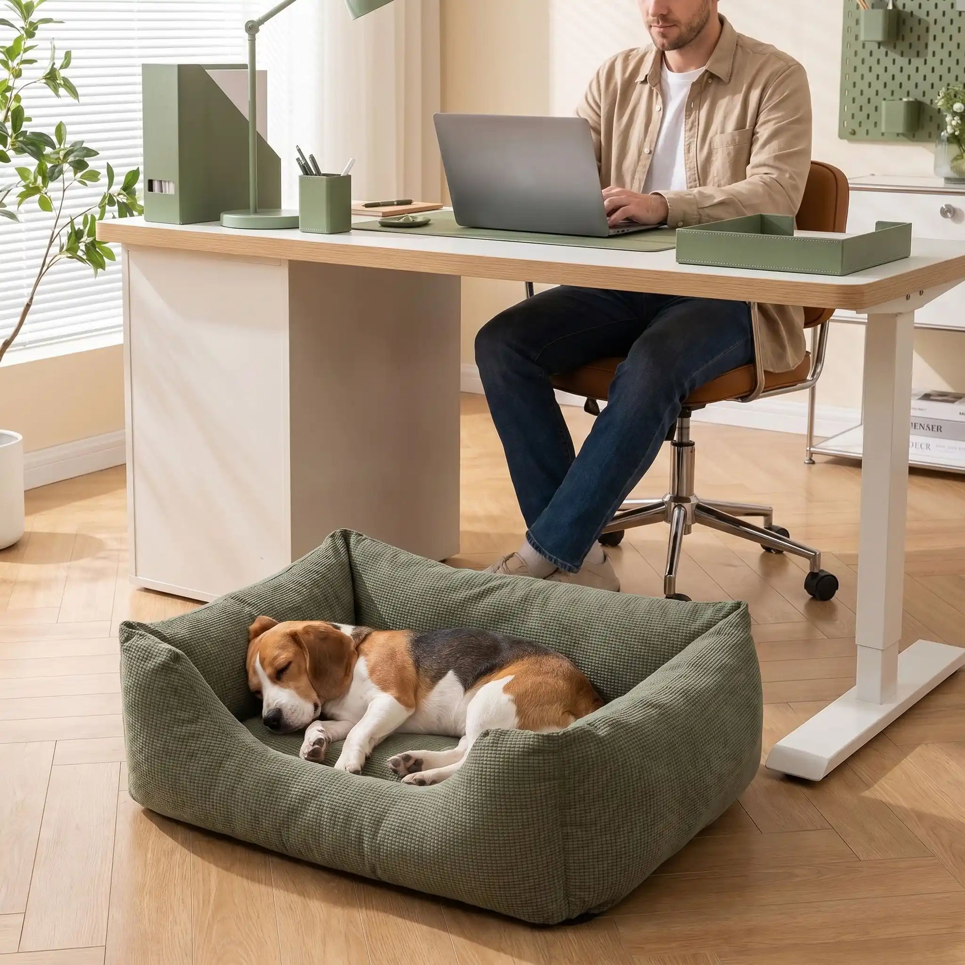 Panier- pour chien chiot entièrement déhoussable et lavable en machine, et 5 coussins ergonomiques 100% coton haute résilience à mémoire de forme, imperméable et antidérapant, avec rebords surélevés et housse  imperméable résistante aux griffes, intérieur en fausse fourrure de mouton hypoallergénique et ultra-doux, disponible en 3 tailles S,M et L pour chien de 0 à 60 kilos-un chien de taille moyenne qui dort couché sur le flanc, niché contre les rebords surélevé à 360° au pied du bureau de son maitre