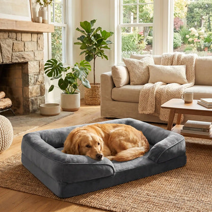 Panier orthopédique pour chien et chiot de petite à grande taille déhoussable et lavable, imperméable et antidérapant avec haut rebord rembourré avec matelas à mémoire de forme, housse en peluche douce et tissu résistant et imperméable, en 4 tailles M, L, XL et XXL pour chiot et chien de 0 à 45 kilos maximum-un grand chien qui dort confortablement dans le panier design xxl , épais,apaisant et entourant à 360° sécurisant et anti-stress en peluche douce hypoallergénique de couleur gris dans le salon 