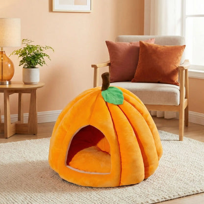 Panier-pour-chihuahua-lavable-design niche en forme de citrouille avec son coussin intérieur amovible ergonomique 100% coton haute densité, hypoallergénique, ultra-doux pour les peaux sensibles, enveloppant à 360° avec petite ouverture pour une entrée et sortie facile, antidérapant, protège les races sensibles du froid et des courants d'air de 0 à 2 kilos-gros plan sur la mini maison en forme de citrouille avec son coussin intérieur amovible de couleur orange pour chihuahua