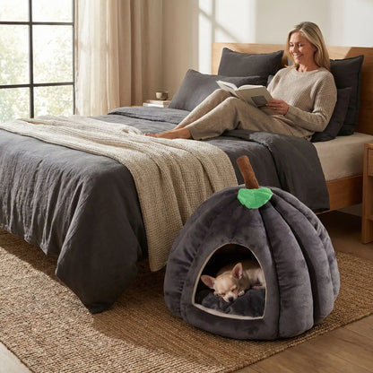 Panier-pour-chihuahua-anti-axiété design niche en forme de citrouille avec son coussin intérieur amovible ergonomique 100% coton haute densité, hypoallergénique, ultra-doux pour les peaux sensibles, enveloppant à 360° avec petite ouverture pour une entrée et sortie facile, antidérapant, protège les races sensibles du froid et des courants d'air de 0 à 2 kilos-un chihuahua qui dort paisiblement dans le panier niche à côté de sa maitresse qui lit dans son lit dans la chambre de la maison