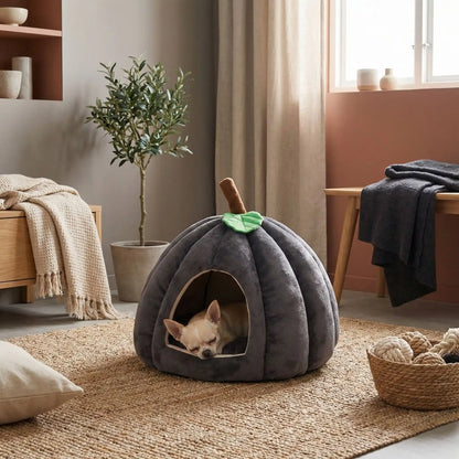 Panier-pour-chihuahua-anti-axiété design niche en forme de citrouille avec son coussin intérieur amovible ergonomique 100% coton haute densité, hypoallergénique, ultra-doux pour les peaux sensibles, enveloppant à 360° avec petite ouverture pour une entrée et sortie facile, antidérapant, protège les races sensibles du froid et des courants d'air de 0 à 2 kilos-un chihuahua couché et heureux sur le coussin rembourré et dans le panier en forme d'igloo de couleur gris dans le salon de la maison