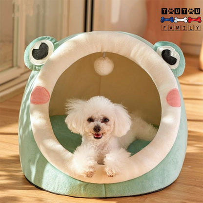 Panier-pour-chihuahua-niche-un-chien-de-race-petite-à-naine qui-est-couché-dans-son panier niche 100% coton avec son coussin intérieur  épais et douillet-en peluche et son jouet-interactif inclus en forme de balle sur une corde sur le toit du panier