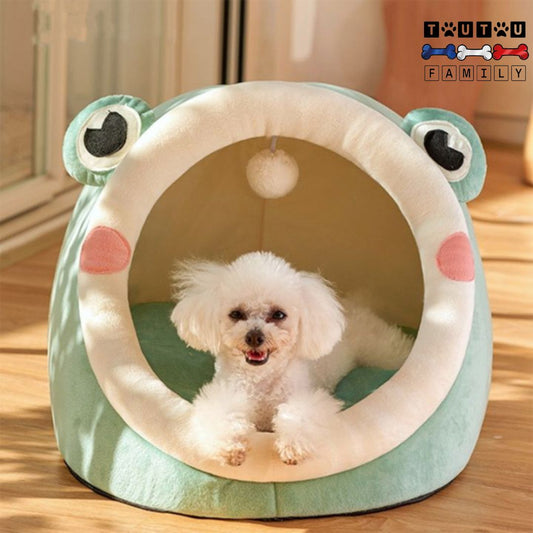 Panier-pour-chihuahua-niche-un-chien-de-race-petite-à-naine qui-est-couché-dans-son panier niche 100% coton avec son coussin intérieur  épais et douillet-en peluche et son jouet-interactif inclus en forme de balle sur une corde sur le toit du panier