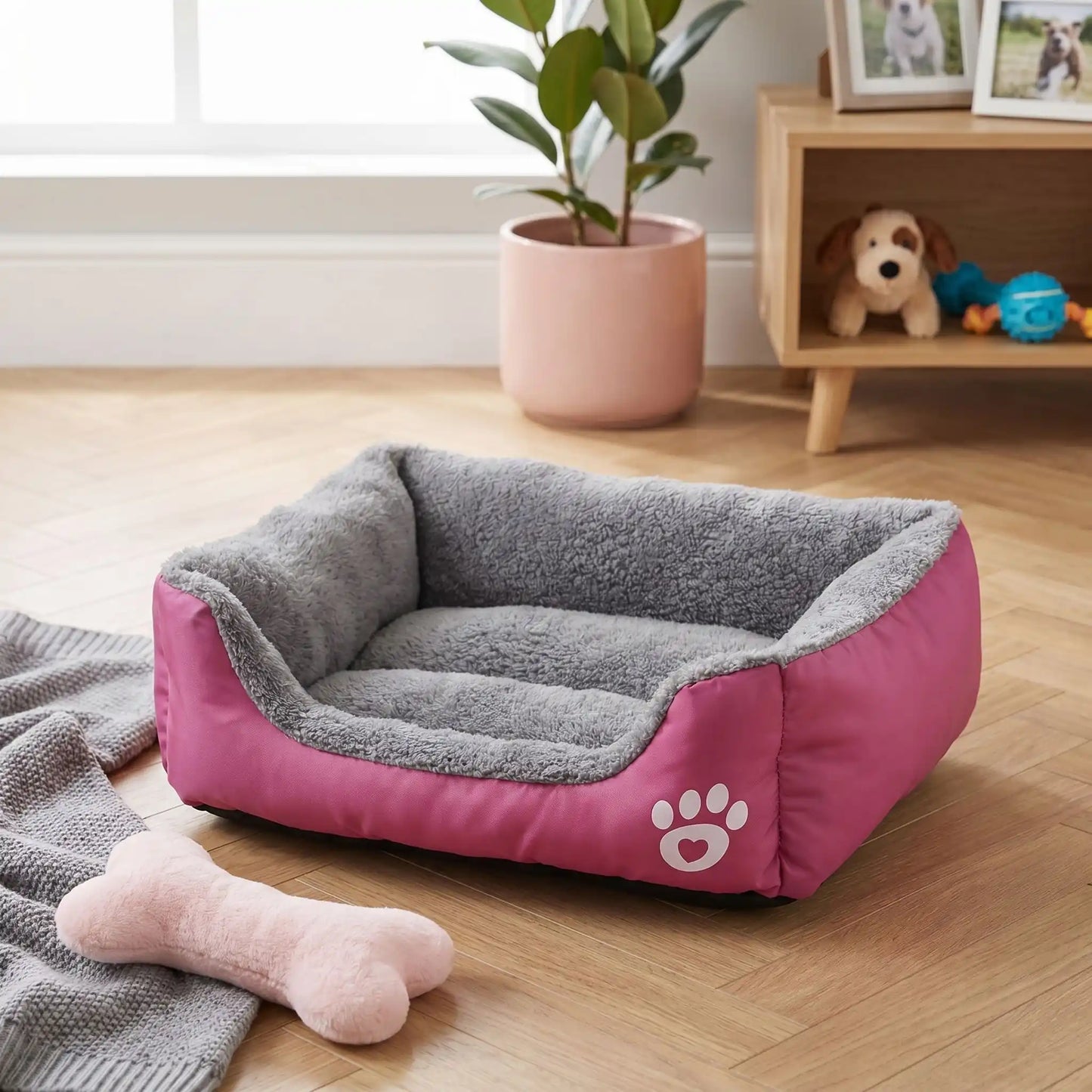 Panier-pour-chiot-douillet, intérieur en peluche ultra douce et hypoallergénique, housse en tissu résistant oxford 100% imperméable, coussin rectangulaire au rembourrage épais 100% coton haute densité, avec rebords surélevés épais et sécurisant, antidérapant et imperméable, lavable en machine, en 4 tailles de XS au L pour chiot de 0 à 20 kilos-gros plan sur le panier moelleux et ergonomique de couleur rose avec rebords surélevé et entrée abaissée et joli design d'empreinte de pattes de chien sur le côté