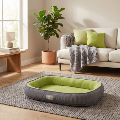 Panier-solide-pour-chien et chiot, 100% imperméable avec matelas à mémoire de forme, rembourrage 100% coton PP, coussin avec rebord cylindrique épais et entourant, housse intérieure en velours résistant aux griffes, fond antidérapant, déhoussable et lavable en machine pour chien de petite à moyenne taille de 0 à 25 kilos-gros plan sur le panier pour chien ovale, anti-stress, de couleur gris et vert en taille L sur le sol du salon moderne de l'appartement