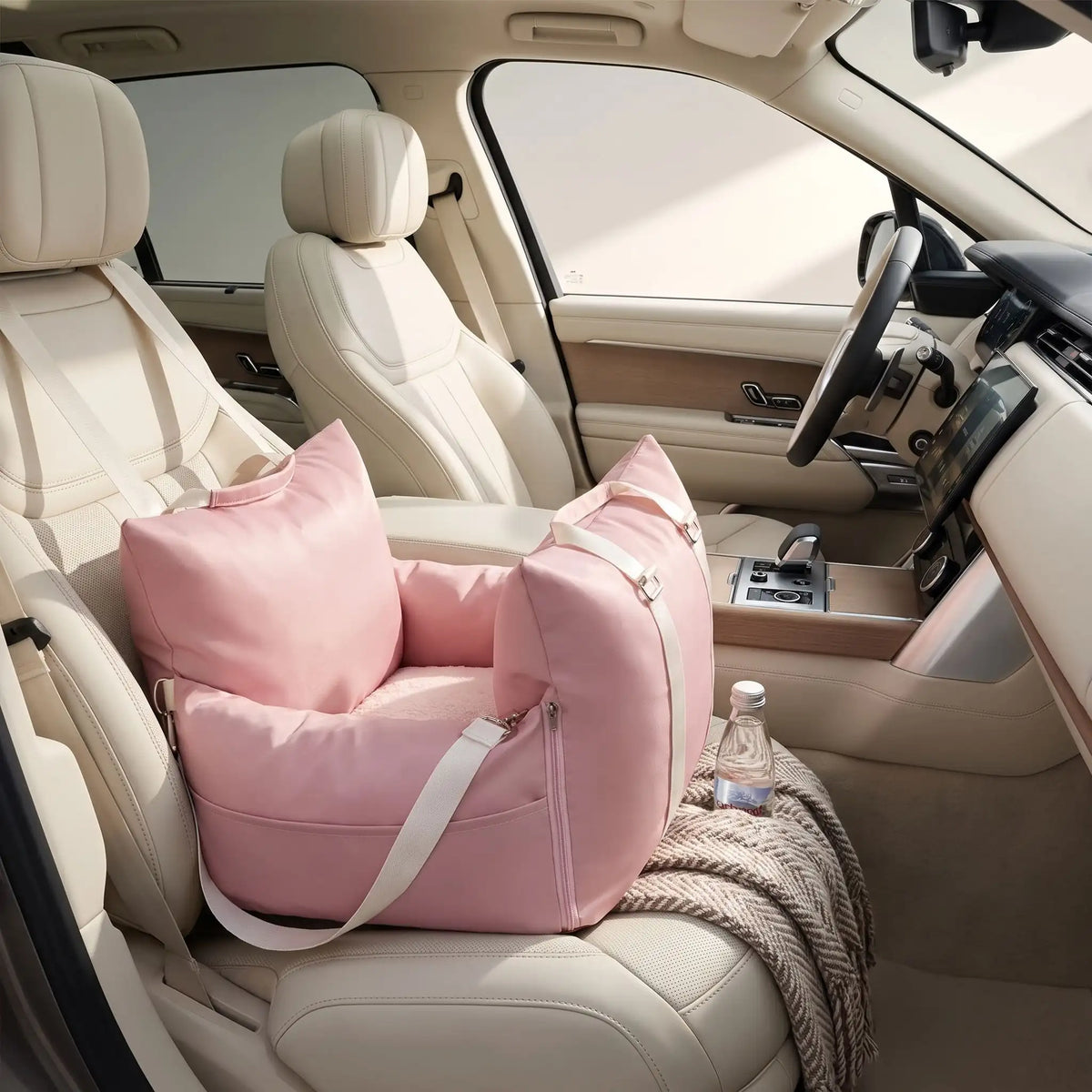 Panier-voiture-chien-chiot 2-en-1, avec ses 2 poignées de transport et sa sangle pour l'attacher facilement sur l'appuie-tête du siège, et son crochet pour attacher le chien en tout sécurité, déhoussable avec coussins à 360° au rembourrage 100% coton PP pour un cocon rassurant et sécurisant spécial chien de races naine ou toys de 0 à 3 kilos, disponible en 4 coloris-gros plan sur le panier transportable imperméable, résistant aux griffes, déhoussable et lavable en machine, antidérapant de couleur rose