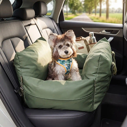 Panier-voiture-chien-chiot 2-en-1, avec ses 2 poignées de transport et sa sangle pour l'attacher facilement sur l'appuie-tête du siège, et son crochet pour attacher le chien en tout sécurité, déhoussable avec coussins à 360° au rembourrage 100% coton PP pour un cocon rassurant et sécurisant spécial chien de races naine ou toys de 0 à 3 kilos, disponible en 4 coloris- un chiot assis confortablement et attaché dans son panier transportable imperméable, résistant aux griffes, utilisé comme panier de transport 