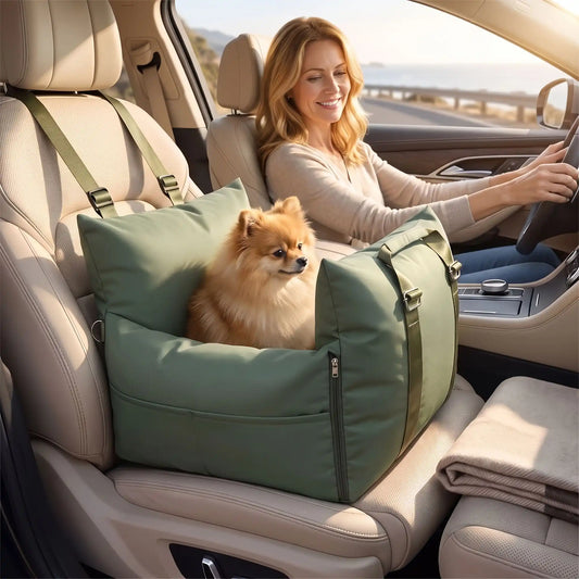 Panier-voiture-chien-chiot 2-en-1, avec ses 2 poignées de transport et sa sangle pour l'attacher facilement sur l'appuie-tête du siège, et son crochet pour attacher le chien en tout sécurité, déhoussable avec coussins à 360° au rembourrage 100% coton PP pour un cocon rassurant et sécurisant spécial chien de races naine ou toys de 0 à 3 kilos, disponible en 4 coloris- un chien de petite taille confortablement et attaché dans son panier transportable imperméable sur le siège passager à côté de sa maitresse 