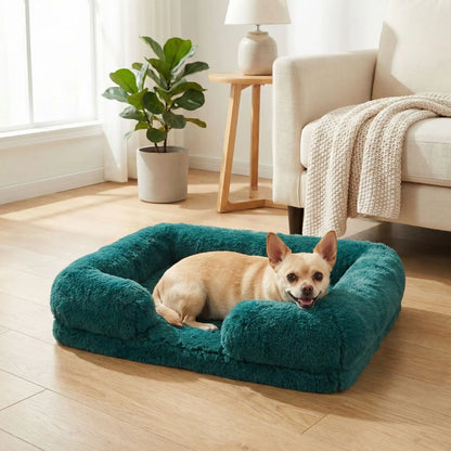Panier_pour_petit_chien_chihuahua-déhoussable-coussin rectangulaire avec rebord surélevé en traversin qui sert d'oreiller ergonomique à 360° rembourrage 100% coton haute densité pour un effet anti stress et anti anxiété-housse en peluche ultra douce, hypoallergénique, imperméable, antidérapant et lavable en machine pour chiot et chien race naine et miniature  de 0 à 2 kg max-un chihuahua couché au chaud dans son panier avec rebord rembourré entourant et apaisant de couleur vert foncé dans le salon