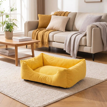 Paniers- pour chiens chiots entièrement déhoussable et lavable en machine, et 5 coussins ergonomiques 100% coton haute résilience à mémoire de forme, imperméable et antidérapant, avec rebords surélevés et housse  imperméable résistante aux griffes, intérieur en velours hypoallergénique, ultra-doux et solide disponible en 3 tailles S, M et L pour chiot et chien de 0 à 20 kilos max-gros plan sur la panier pour chien de couleur jaune chic rectangulaire, dehoussable lavable en machine et rembourré 