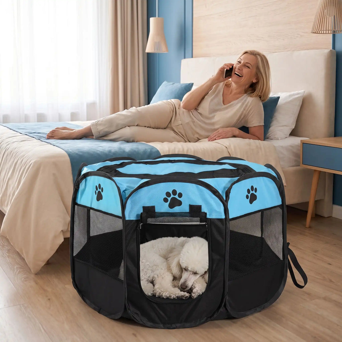 Parc-pour-chien-pliable-chiot-imperméable de forme octogonal en tissu oxford résistant et maille respirante pour une visibilité et ventilation à 360°  niche ou tente entourante avec toit amovible anti-insectes et fond pvc solide et 100% imperméable, structure en tiges d'acier, transport léger avec  poignée et rangement compact,disponible en 3 tailles M, L, XL avec design mignon de pattes de chien-un chien de race moyenne qui dort couché en sécurité dans le parc au pied du lit de sa maitresse allongée 