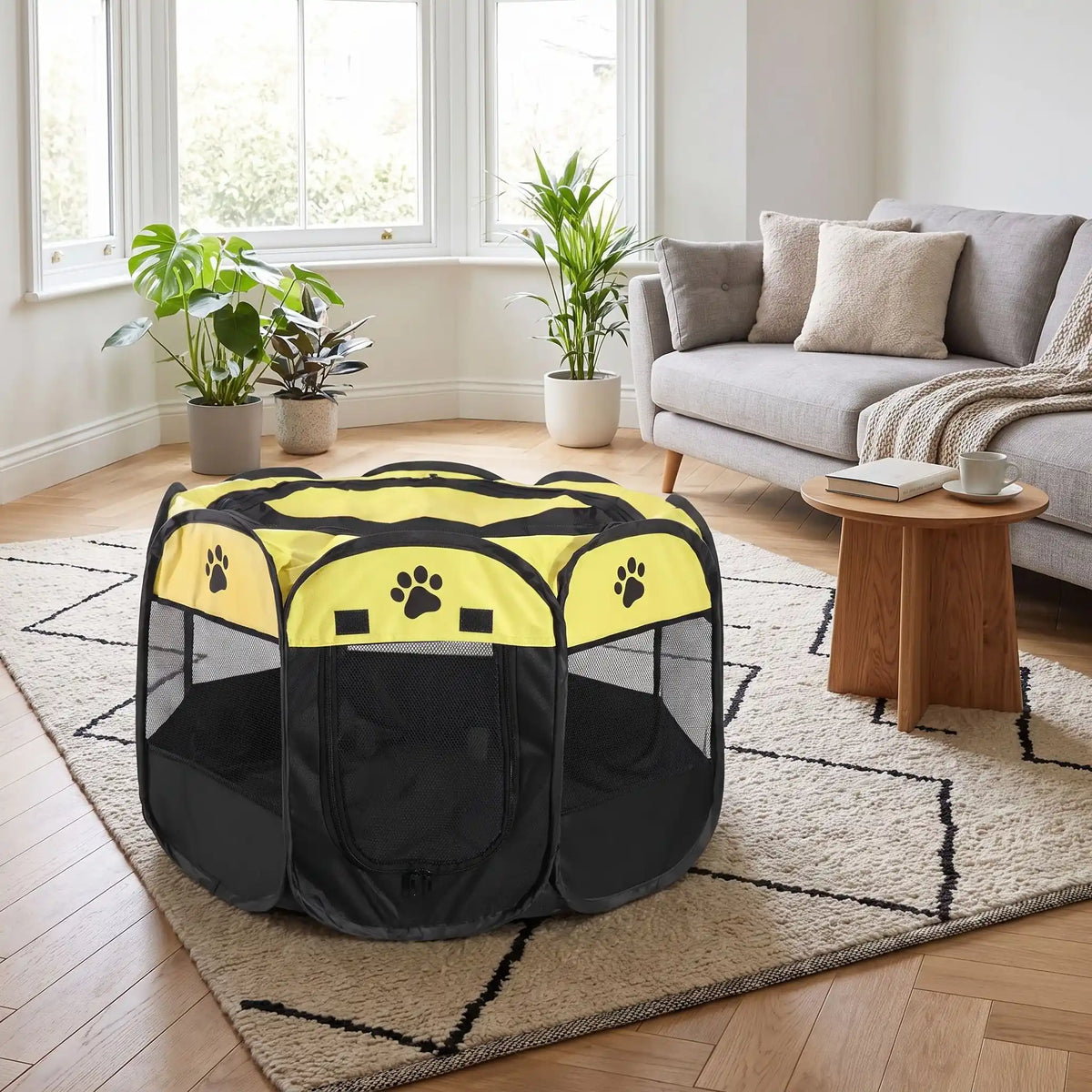 Parc-pour-chien-pliable-chiot-imperméable de forme octogonal en tissu oxford résistant et maille respirante pour une visibilité et ventilation à 360°  niche ou tente entourante avec toit amovible anti-insectes et fond pvc solide et 100% imperméable, structure en tiges d'acier, transport léger avec  poignée et rangement compact,disponible en 3 tailles M, L, XL avec design mignon de pattes de chien-gros plan sur le parc jaune et noir xl avec sa porte ouverte dans le salon de l'appartement