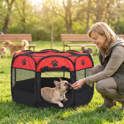 Parc-pour-chien-pliable-chiot-imperméable de forme octogonal en tissu oxford résistant et maille respirante pour une visibilité et ventilation à 360°  niche ou tente entourante avec toit amovible anti-insectes et fond pvc solide et 100% imperméable, structure en tiges d'acier, transport léger avec  poignée et rangement compact,disponible en 3 tailles M, L, XL avec design mignon de pattes de chien-un chien de race moyenne  couché en sécurité dans le parc pendant que sa maitresse le rassure dans le parc
