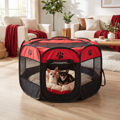 Parc-pour-chien-pliable-chiot-imperméable de forme octogonal en tissu oxford résistant et maille respirante pour une visibilité et ventilation à 360°  niche ou tente entourante avec toit amovible anti-insectes et fond pvc solide et 100% imperméable, structure en tiges d'acier, transport léger avec  poignée et rangement compact,disponible en 3 tailles M, L, XL avec design mignon de pattes de chien-deux chiens de race toys couché en sécurité dans le parc  avec sa porte ouverte dans le salon de la maison