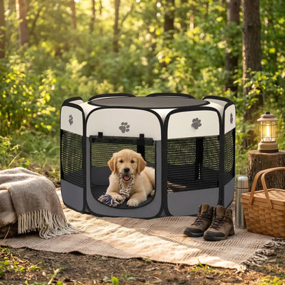 Parc-pour-chien-pliable-chiot-imperméable de forme octogonal en tissu oxford résistant et maille respirante pour une visibilité et ventilation à 360°  niche ou tente entourante avec toit amovible anti-insectes et fond pvc solide et 100% imperméable, structure en tiges d'acier, transport léger avec  poignée et rangement compact,disponible en 3 tailles M, L, XL avec design mignon de pattes de chien-un chiot qui joue en sécurité dans le parc gris et beige en  forêt avec ses maitres venus camper en plein air