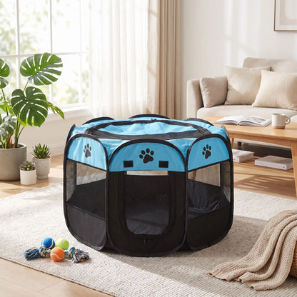Parc-pour-chien-pliable-chiot-imperméable de forme octogonal en tissu oxford résistant et maille respirante pour une visibilité et ventilation à 360°  niche ou tente entourante avec toit amovible anti-insectes et fond pvc solide et 100% imperméable, structure en tiges d'acier, transport léger avec  poignée et rangement compact,disponible en 3 tailles M, L, XL avec design mignon de pattes de chien-gros plan sur le parc bleu et noir avec sa porte ouverte dans le salon de l'appartement