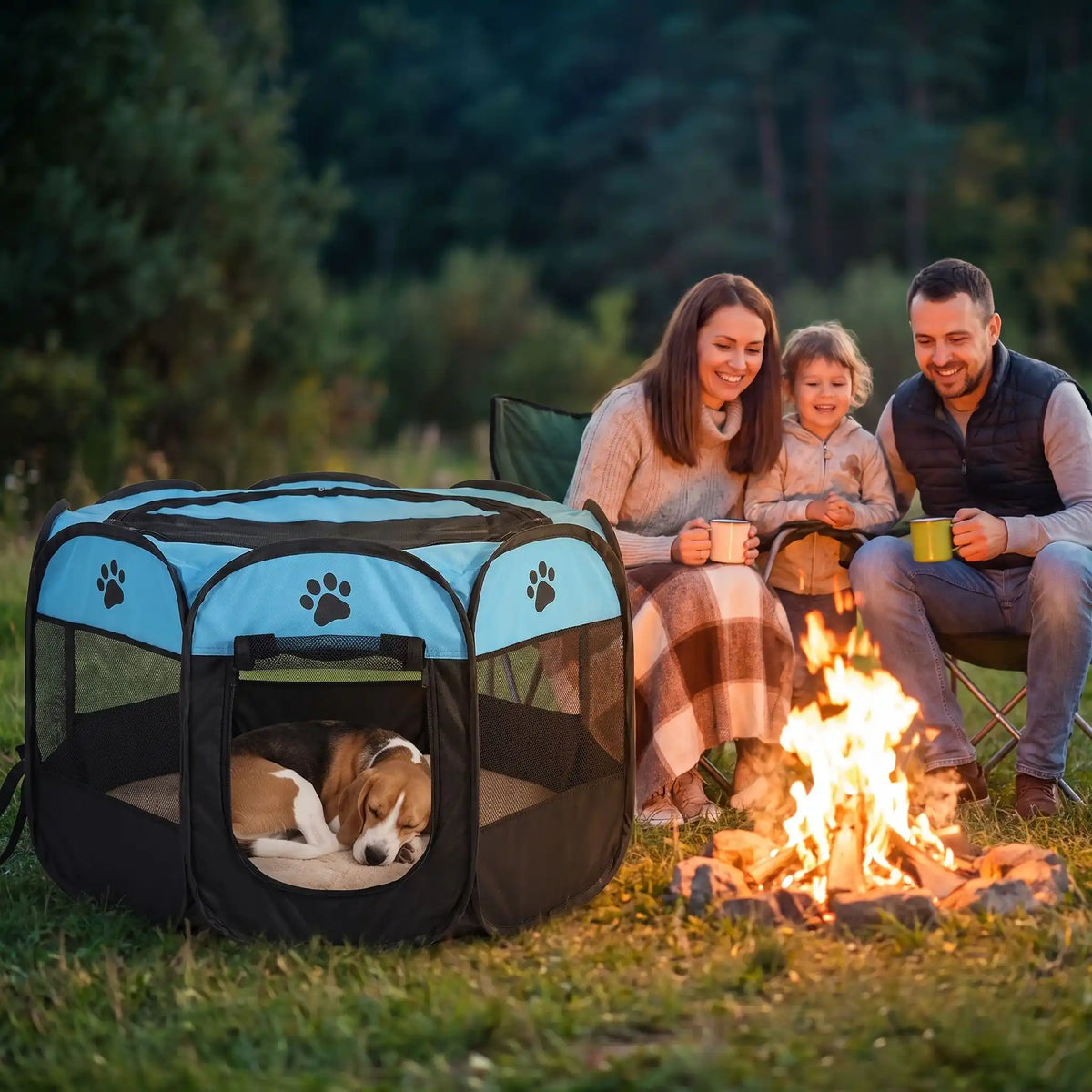 Parc-pour-chien-pliable-chiot-imperméable de forme octogonal en tissu oxford résistant et maille respirante pour une visibilité et ventilation à 360°  niche ou tente entourante avec toit amovible anti-insectes et fond pvc solide et 100% imperméable, structure en tiges d'acier, transport léger avec  poignée et rangement compact,disponible en 3 tailles M, L, XL avec design mignon de pattes de chien-un chien de race moyenne qui dort couché  en sécurité dans le parc à côté de sa famille autour du feu de camp