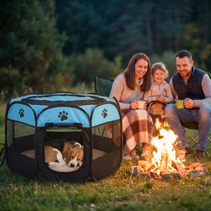Parc-pour-chien-pliable-chiot-imperméable de forme octogonal en tissu oxford résistant et maille respirante pour une visibilité et ventilation à 360°  niche ou tente entourante avec toit amovible anti-insectes et fond pvc solide et 100% imperméable, structure en tiges d'acier, transport léger avec  poignée et rangement compact,disponible en 3 tailles M, L, XL avec design mignon de pattes de chien-un chien de race moyenne qui dort couché  en sécurité dans le parc à côté de sa famille autour du feu de camp