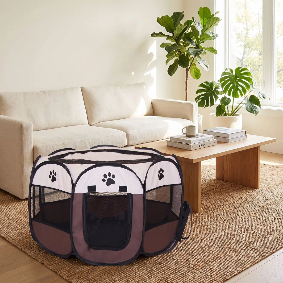 Parc-pour-chien-pliable-chiot-imperméable de forme octogonal en tissu oxford résistant et maille respirante pour une visibilité et ventilation à 360°  niche ou tente entourante avec toit amovible anti-insectes et fond pvc solide et 100% imperméable, structure en tiges d'acier, transport léger avec  poignée et rangement compact,disponible en 3 tailles M, L, XL avec design mignon de pattes de chien-gros plan sur le parc marron avec sa porte fermée par fermeture éclair dans le salon de l'appartement