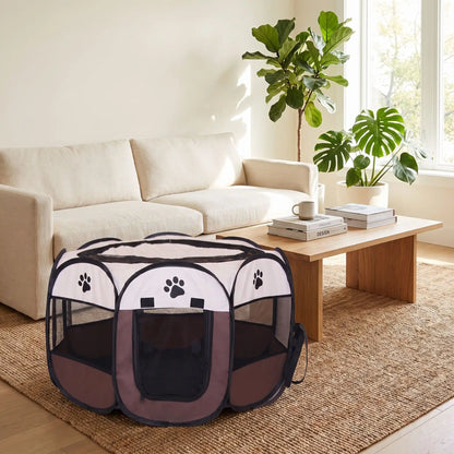 Parc-pour-chien-pliable-chiot-imperméable de forme octogonal en tissu oxford résistant et maille respirante pour une visibilité et ventilation à 360°  niche ou tente entourante avec toit amovible anti-insectes et fond pvc solide et 100% imperméable, structure en tiges d'acier, transport léger avec  poignée et rangement compact,disponible en 3 tailles M, L, XL avec design mignon de pattes de chien-gros plan sur le parc marron avec sa porte fermée par fermeture éclair dans le salon de l'appartement