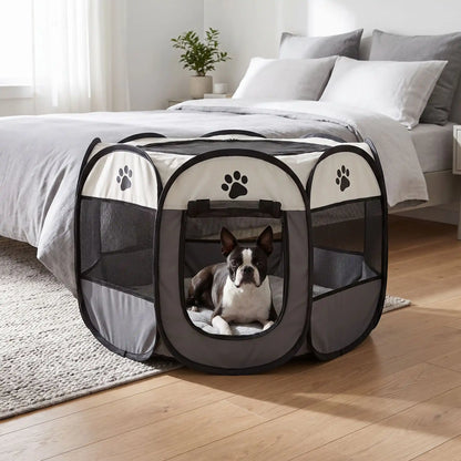 Parc-pour-chien-pliable-chiot-imperméable de forme octogonal en tissu oxford résistant et maille respirante pour une visibilité et ventilation à 360°  niche ou tente entourante avec toit amovible anti-insectes et fond pvc solide et 100% imperméable, structure en tiges d'acier, transport léger avec  poignée et rangement compact,disponible en 3 tailles M, L, XL avec design mignon de pattes de chien-un chien de race moyenne couché en sécurité dans le parc gris avec sa porte ouverte au pied du lit de ses maitre