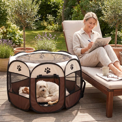 Parc-pour-chien-pliable-chiot-imperméable de forme octogonal en tissu oxford résistant et maille respirante pour une visibilité et ventilation à 360°  niche ou tente entourante avec toit amovible anti-insectes et fond pvc solide et 100% imperméable, structure en tiges d'acier, transport léger avec  poignée et rangement compact,disponible en 3 tailles M, L, XL avec design mignon de pattes de chien-un chienne couché en sécurité dans le parc marron avec toit au pied de sa maitresse allongée sur son transat 