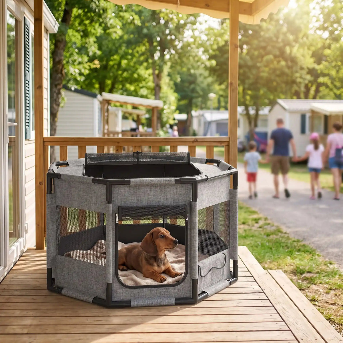 Parc-pour-chiot-pliable, imperméable de forme octogonal en tissu oxford résistant et maille respirante pour une visibilité et ventilation à 360°  niche ou tente entourante avec toit amovible anti-insectes et fond pvc solide et 100% imperméable, structure en PVC cylindrique épais , transport léger, démontable et lavable compact,disponible en 2 tailles M,et L- un chiot de race moyenne couché conofrtablement dans son parc cosy et sécurisant ou observe les passants sur la terrasse du mobil-home en été