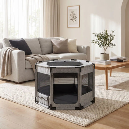 Parc-pour-chiot-pliable, imperméable de forme octogonale en tissu oxford résistant et maille respirante pour une visibilité et ventilation à 360°  niche ou tente entourante avec toit amovible anti-insectes et fond pvc solide et 100% imperméable, structure en PVC cylindrique épais , transport léger, démontable et lavable compact,disponible en 2 tailles M,et L- gros plan sur le parc gris en tissu oxford 600D imperméable et maille respirante 360° avec porte et toit ouverts dans le salon de la maison