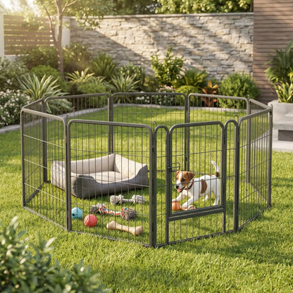 Parc-pour-petit-chien-chiot-modulable avec panneaux, 2 portes avec serrures sécurisés, adaptable en plusieur forme rectangulaire, hexagonal, carré ou en L pour les chiot et petit chien d'une hateur maximum de 40 cm du sol au haut de l'épaule du chien, dimensions généreuses et robuste, pour une utilisation intérieur et extérieur avec ses piquet de fixation, pliable et transportable-un chiot qui joue avec ses jouets dans le parc en acier noir avec couchage et acessoire pour chien dans le jardin sur la pelouse