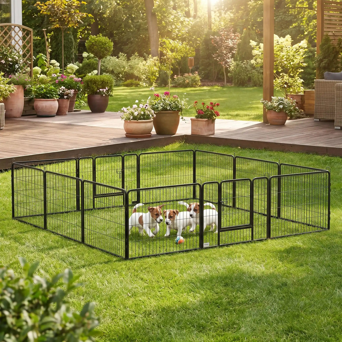 Parc-pour-petit-chien-chiot-modulable avec panneaux, 2 portes avec serrures sécurisés, adaptable en plusieur forme rectangulaire, hexagonal, carré ou en L pour les chiot et petit chien d'une hateur maximum de 40 cm du sol au haut de l'épaule du chien, dimensions généreuses et robuste, pour une utilisation intérieur et extérieur avec ses piquet de fixation, pliable et transportable-des chiots qui jouent dans le grand parc en acier inxoydable en forme carré  avec portes verouillées sur la pelouse du jardin 