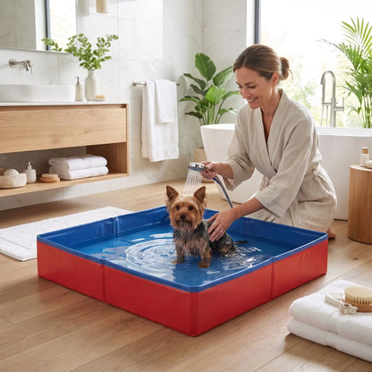 Pataugeoire-pour-chien-chiot-petite race, race toy et miniature, PVC renforcé, paroi rigide, pliable, compact, forme carré , fond antidérapant, résistante aux griffes, transportable, séchage rapide, anti-UV, en deux coloris bleu et rouge, pateaugeaoire pour les chiens plus grand-un chien de petite race prend sa douche avec sa maitresse dans sa pateaugoire de 50x50x10 cm avec bord rigide dans la salle de bain en été