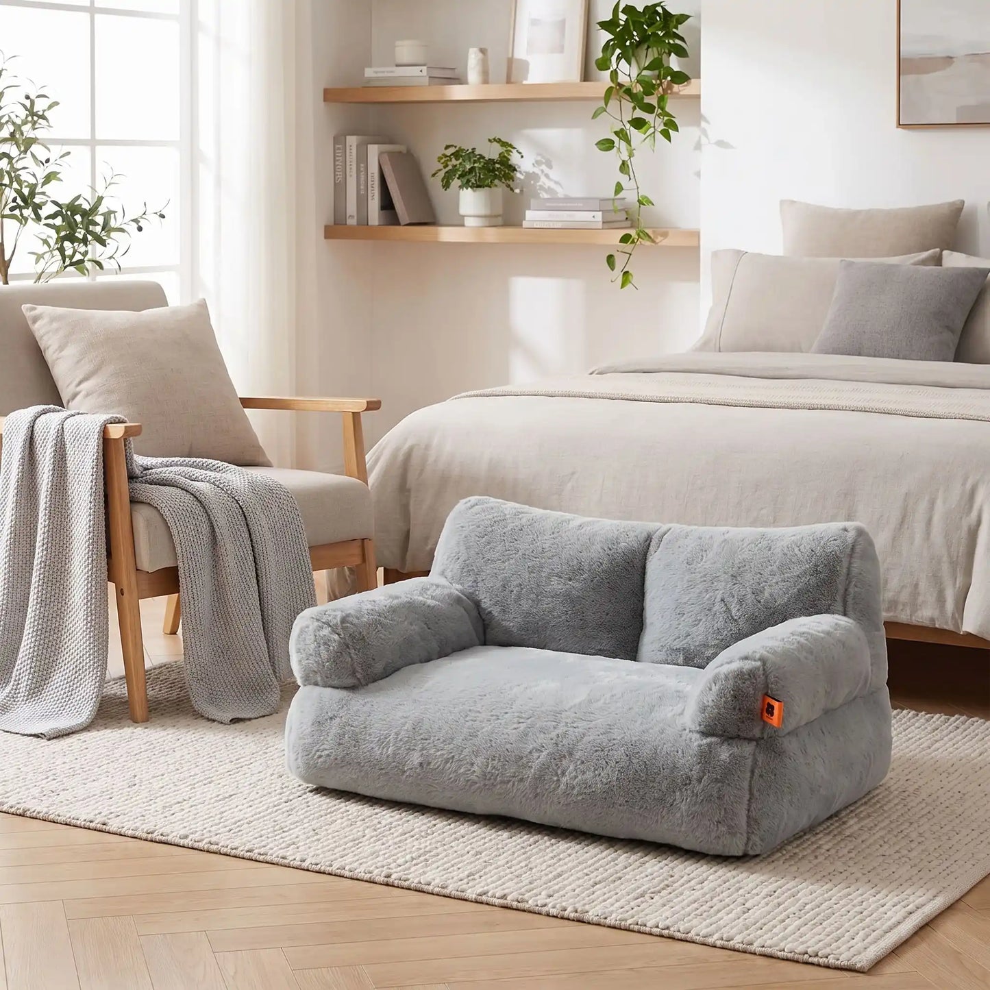 Petit-canapé-pour-chien-chiot-déhoussable en peluche lavable en machine, antidérapante et imperméable de couleur gris, rembourrage 100% coton haute densité ergonomique avec dossier et accoudoirs enveloppant pour chiot et chien de petite race de 0 à 7 kilos max-gros plan sur le canapé gris foncé épais et rembourré 100% coton haute résilience ergonomique pour chiot et chien de petite taille dans la chambre de la maison